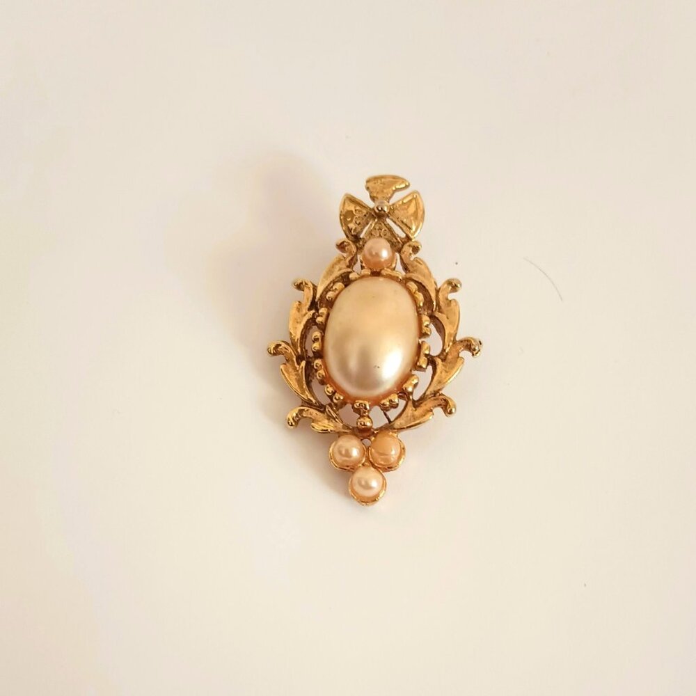 Vintage Pearl Leaf Brooch Crest Collar Pin Gold Toned Jewelry